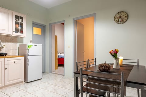 Apartment | Private kitchen | Full-size fridge, oven, stovetop, coffee/tea maker