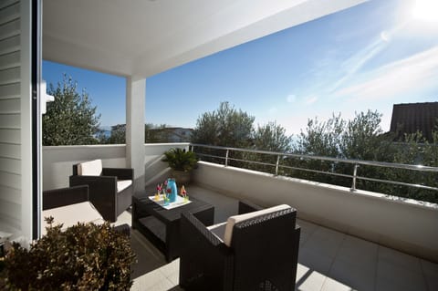 House (Four Bedroom Holiday Home with Pool) | Terrace/patio