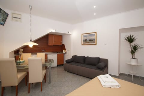 Comfort Studio | Living area | Flat-screen TV