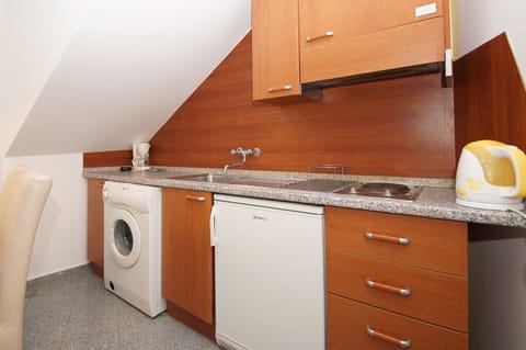 Comfort Studio | Private kitchenette | Fridge, stovetop, electric kettle, cookware/dishes/utensils