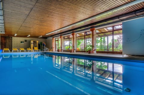 Indoor pool, sun loungers