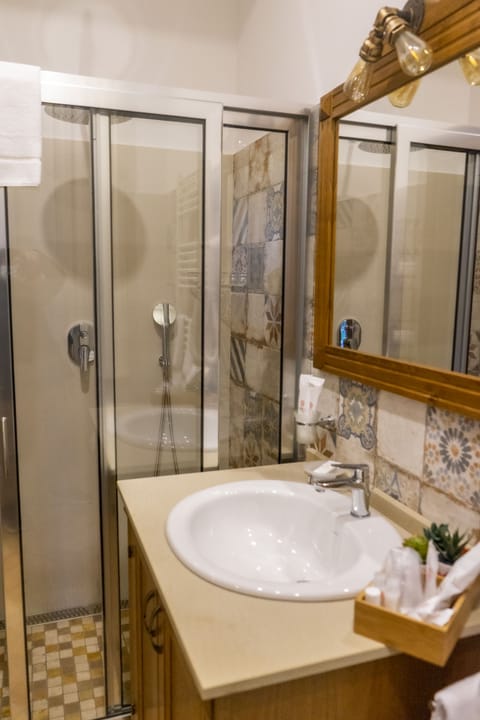 Family Room | Bathroom | Shower, rainfall showerhead, hair dryer, slippers