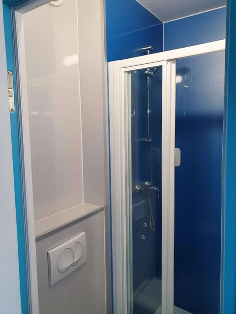 Shower, eco-friendly toiletries, towels