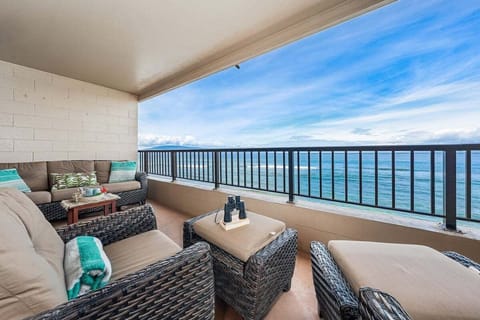 Charming furnished lanai with unobstructed view of the Pacific