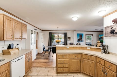 Cook, create and enjoy with ease, surrounded by space, spices & supplies.