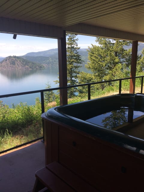 Enjoy the gorgeous views of the lake from the hot tub! 