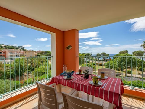 Cloud, Table, Sky, Furniture, Tableware, Water, Chair, Building, Outdoor Furniture, Seaside Resort