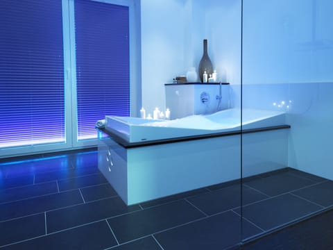 Suite | Bathroom | Shower, hair dryer, towels