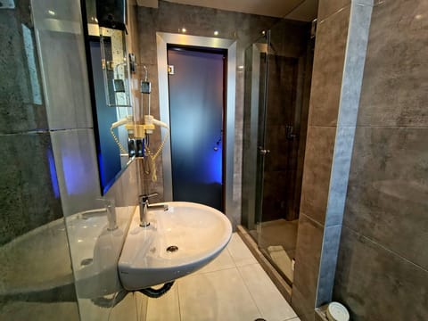 Suite | Bathroom | Combined shower/tub, jetted tub, free toiletries, hair dryer
