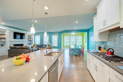 Beautiful Gormet kitchen with seating for 4