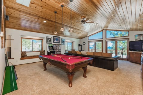 Tahoe Alpenglow Properties - Luxury MtnScape (Upstairs Bonus Room)