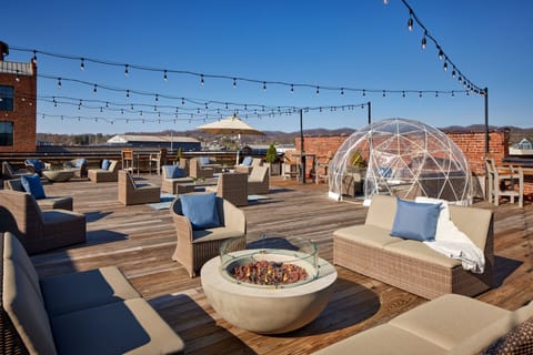 2 bars/lounges, rooftop bar