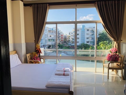Free minibar items, desk, free WiFi