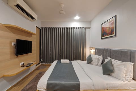 Executive Room | 1 bedroom, premium bedding, in-room safe, desk