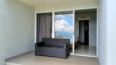 Design Room, 1 King Bed | Terrace/patio