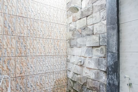 Deluxe Double Room | Bathroom | Shower, towels