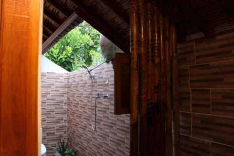 Deluxe Bungalow, Garden View | Bathroom | Shower, free toiletries, towels