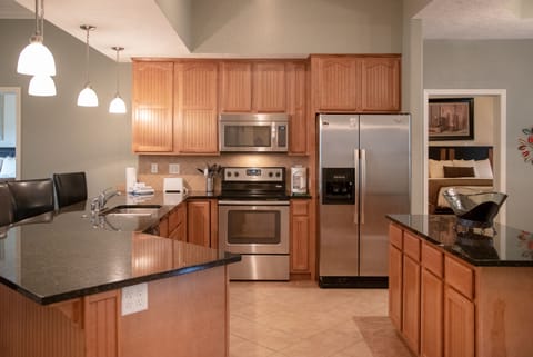 Panoramic Condo, 4 Bedrooms, Lake View, Lakeside | Private kitchen | Full-size fridge, microwave, oven, stovetop