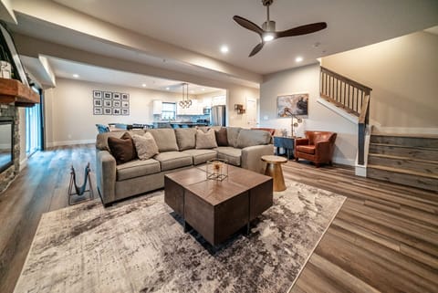 Presidential House, Fireplace, Golf View | Living area | 40-inch flat-screen TV with cable channels, TV, fireplace