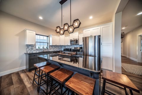 Presidential House, Fireplace, Golf View | In-room dining