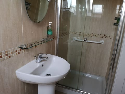 Standard Double Room, Accessible, Ensuite | Bathroom
