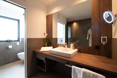 Superior Double Room | Bathroom | Hair dryer, bathrobes, bidet, towels