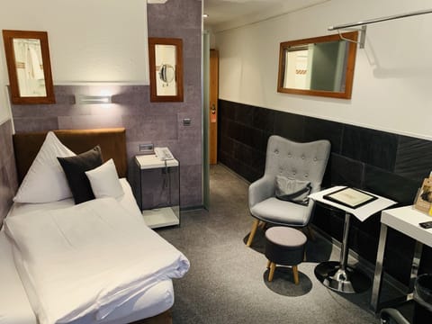 Single Room | Hypo-allergenic bedding, desk, free WiFi, bed sheets