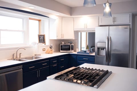 Kitchen Overview – Fully stocked with modern appliances and cookware