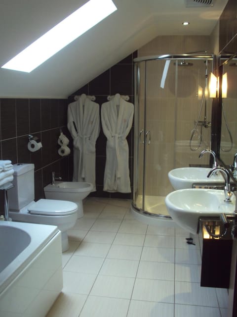 Shower, rainfall showerhead, free toiletries, hair dryer