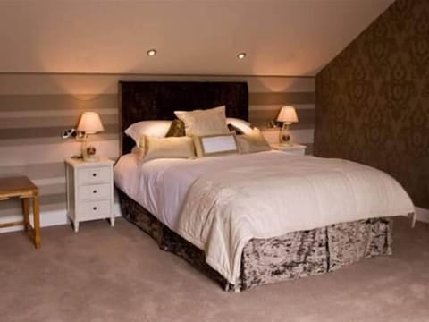 Deluxe Suite, 1 King Bed with Sofa bed | Egyptian cotton sheets, premium bedding, memory foam beds, in-room safe
