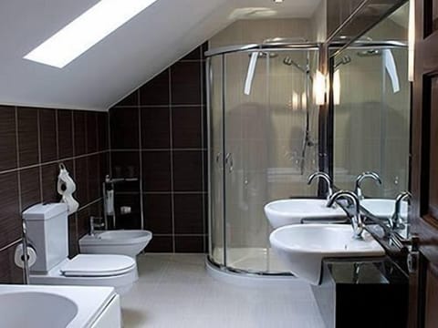 Shower, rainfall showerhead, free toiletries, hair dryer