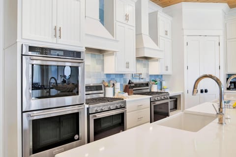 4 ovens- 2 gas cook tops.