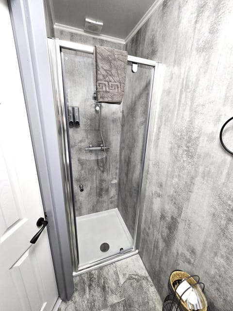 Double Room, 1 Double Bed | Bathroom | Shower, rainfall showerhead, free toiletries, hair dryer