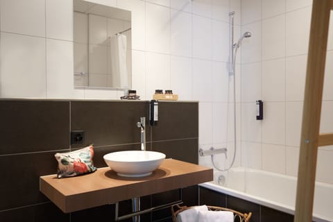 Suite | Bathroom | Free toiletries, hair dryer, towels, toilet paper