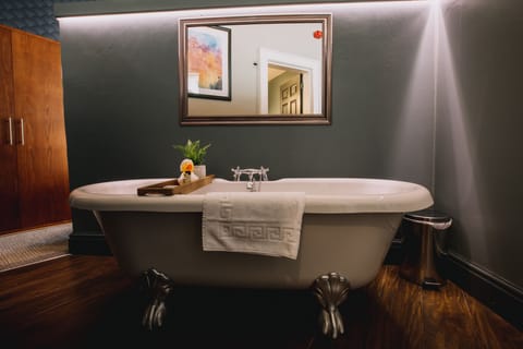 Premium Double Room, 1 King Bed | Bathroom | Free toiletries, hair dryer, towels