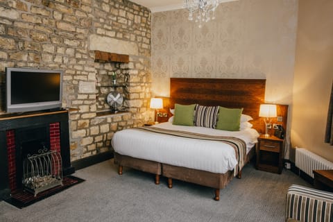 Luxury Double Room, 1 King Bed | Soundproofing, iron/ironing board, free WiFi, bed sheets