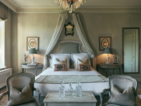 Signature Room | Minibar, in-room safe, desk, blackout drapes