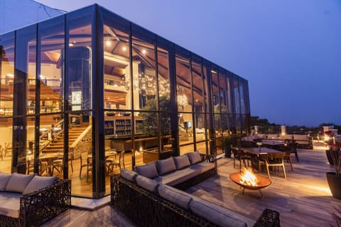 2 restaurants; breakfast and dinner served