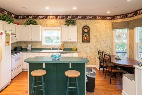 Fully Stocked Kitchen!