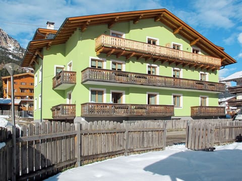 Building, Property, House, Architecture, Real Estate, Home, Residential Area, Roof, Apartment, Facade