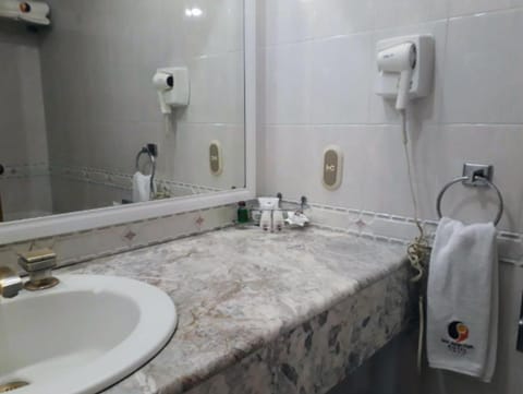 Shower, rainfall showerhead, free toiletries, towels