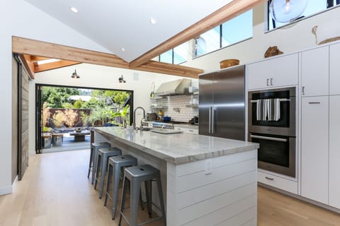 Large island in Kitchen