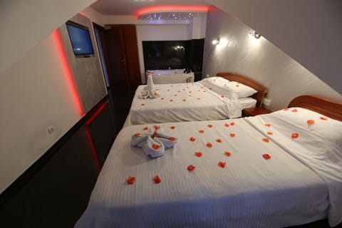 Deluxe Apartment, Hot Tub | Desk, blackout drapes, soundproofing, free cribs/infant beds