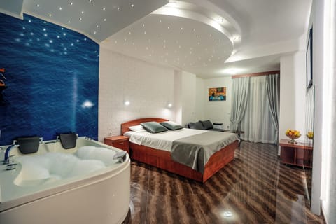Studio, Hot Tub | Desk, blackout drapes, soundproofing, free cribs/infant beds