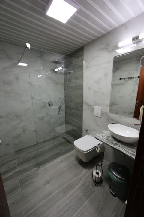 Triple Room | Bathroom | Hair dryer, towels, soap, shampoo