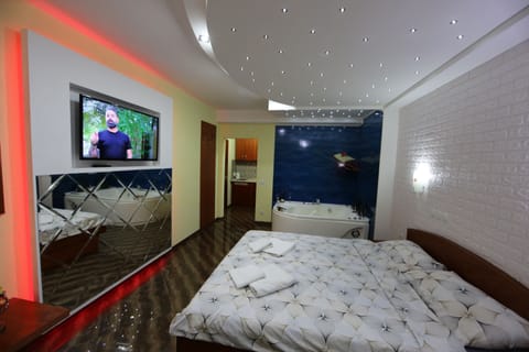 Studio, Hot Tub | Desk, blackout drapes, soundproofing, free cribs/infant beds