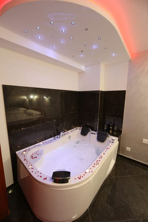 Deluxe Apartment, Hot Tub | Desk, blackout drapes, soundproofing, free cribs/infant beds