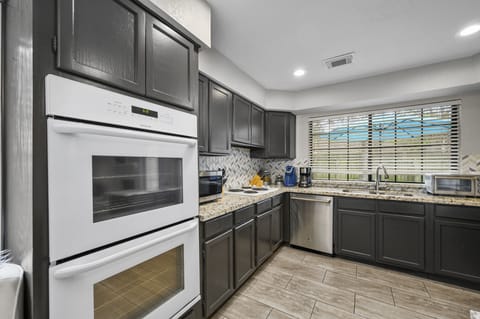 Spacious kitchen with doubl oven making cooking together as a family easy.