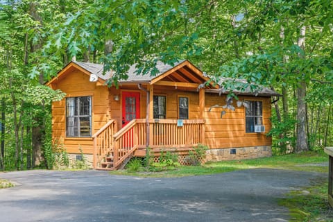 Tucked in the trees, Lands End Cabin offers the perfect blend of rustic charm and modern comfort – hot tub, full kitchen, Smart TV & more.