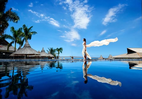 2 outdoor pools